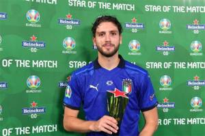 Manuel Locatelli Star of the Match Bawa Italia Lolos ke 16 Besar
