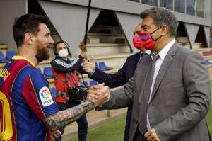 Bujuk Messi Bertahan, Laporta: Terima Kasih Aguero