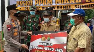 Wakapolda Metro Jaya Tinjau Posko PPKM di Sumur Batu, Beri Bantuan Sembako