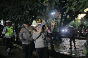 120 Personel Gabungan Bubarkan Kerumunan Warga di Alun-alun Kota Bekasi