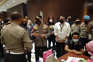 Kapolda Metro Jaya Tinjau Vaksinasi Massal di JI Expo Kemayoran