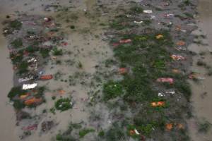 Banjir Muson Hanyutkan Ratusan Mayat Korban Covid-19