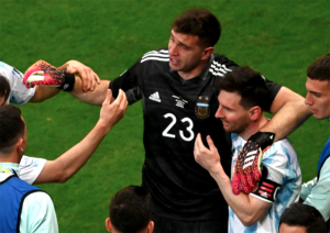 Jadi Pahlawan di Semifinal, Emiliano Martinez Dapat Pujian dari Lionel Messi
