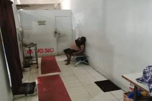 Tewas Dalam Toilet, Satgas Covid-19 Evakuasi Pria Tanpa Identitas di Pasar Baru Bekasi