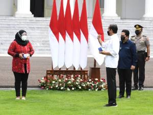 Jokowi Bagikan Obat Gratis Pasien Covid Isoman di Istana Negara