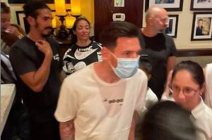 Messi Dikerubungi Penggemar Saat Keluar dari Cafe di Miami