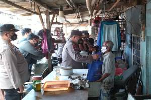 Kunjungi Kampung Pemulung di Depok, Kapolda Metro Jaya Beri Paket Sembako
