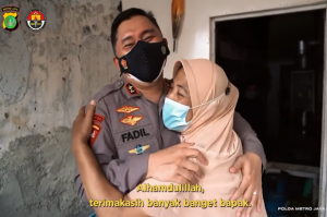 Bantu UMKM saat Idul Adha, Kapolda Metro Jaya Dipeluk Ibu Penjual Nasi Padang