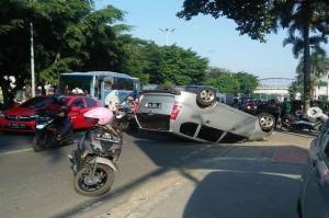 Mobil Terbalik di Penggilingan Jadi Tontonan, Warganet: Lelah Hadapi PPKM