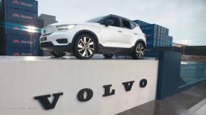 Buktikan Aman, Volvo Rendam Mobil Listrik di Kolam Sedalam 1,7 Meter