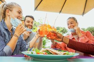 Ini Tips Mencegah Tertular Covid-19 saat Makan Bersama