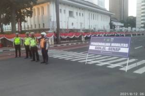 Ganjil Genap Mulai Diterapkan, Polisi Jaga Sejumlah Jalan di Jakarta