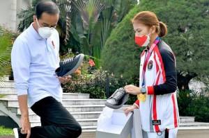 Presiden Jokowi Beli Sneakers Besutan Greysia Polii Seharga Rp1,1 Juta