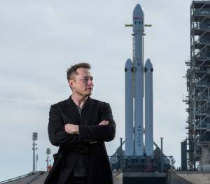 Roket Elon Musk yang Bikin Perjalanan Luar Angkasa Seksi Lagi
