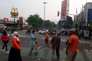 Dijaga Ketat Satpol PP, Warga Jakarta Timur Boleh Olahraga di Kanal Banjir Timur