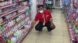Pria Pengutil di Minimarket Terekam CCTV, yang Diambil Produk Pembersih Wajah