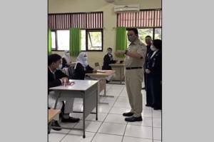 Tinjau Pembelajaran Tatap Muka di SMK Negeri 28 Jakarta, Anies: Seneng Ngak?