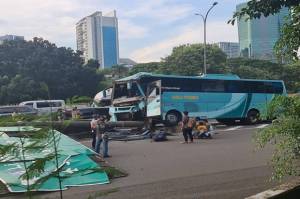 Kaget Mobil Belok Kiri, Bus Tabrak Tiang Rambu di Tol Meruya