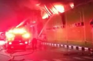 24 Unit Mobil Damkar Dikerahkan untuk Padamkan Kebakaran di Sunter Agung