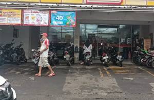 Tidak Ada Imbauan, Minimarket di Jakarta Timur Belum Tutup Poster Rokok