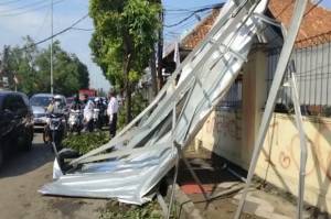 Baja Ringan Roboh Dievakuasi, Kemacetan di Jalan Raya Citayam-Depok Terurai