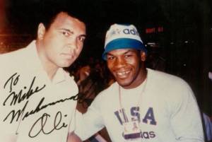 Kemarahan Mike Tyson Lihat Larry Holmes Pukuli Muhammad Ali