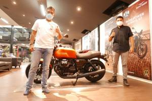Vespa GAIA Moto Serahkan Unit Pertama Moto Guzzi New V7 Stone di Indonesia