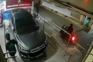 Hanya Butuh 18 Detik, 2 Maling Ini Gasak Spion Mobil di Mampang