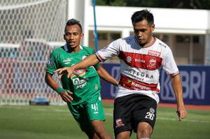 Liga 1 2021/2022: Benturan Keras dengan Bek PSS Sleman, Gelandang Madura United Dilarikan ke Rumah Sakit