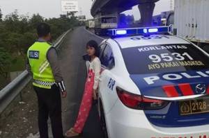 Salah Naik Bus, Gadis Cilik Diturunkan di Pinggir Tol Jakarta-Cikampek