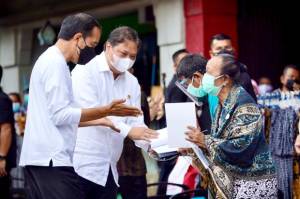 Airlangga Dampingi Jokowi Salurkan Bantuan Tunai untuk PKL dan Warung