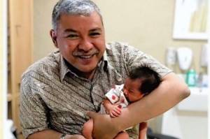 Mengenang dr Ali Sungkar, Dokter Kandungan yang  Punya Cara Unik Gendong Bayi