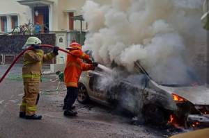 Mobil Terbakar di Kebayoran Baru, Kerugian Capai Rp106 Juta