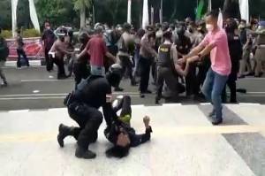 Polisi Pembanting Mahasiswa Pendemo di Tangerang Diperiksa Propam Polri