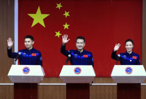 3 Astronot China Akan Pecahkan Rekor Tinggal Terlama di Luar Angkasa