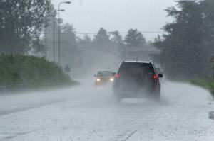 Hujan Deras, Musuh Terkuat Fitur-fitur Keamanan Canggih yang Ada di Mobil