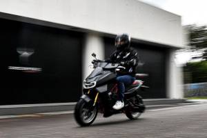 Mirisnya Nasib Sepeda Motor Listrik di Singapura dibanding Indonesia