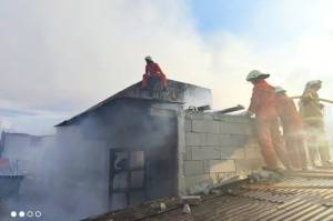 5 Rumah Terbakar di Kebon Jeruk, Jalan Sempit Jadi Kendala Pemadaman