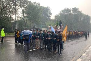 Long March Aliansi Mahasiswa Terobos Hujan, Polisi: Yang Maskernya Basah Kami Ganti