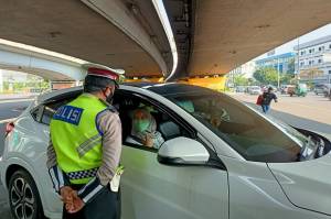 Puluhan Kendaraan Langgar Aturan Ganjil Genap di Jalan S Parman Jakarta Barat