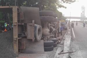 Dump Truck Pengangkut Batu Split Terguling di Jalan Gatot Subroto