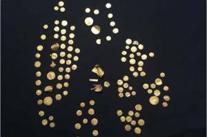 Ratusan Koin Emas Anglo-Saxon Ditemukan di Norfolk Inggris