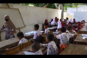 Miris! Puluhan Siswa SD di Mamuju Belajar di Bekas Gudang Bank Sampah