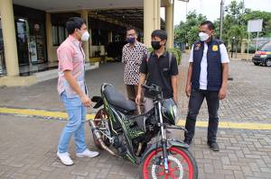 Hilang 12 Tahun, Polisi Kembalikan Sepeda Motor Milik Tuyahman