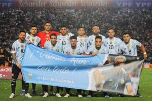 Messi Pimpin Argentina Bentangkan Spanduk Dukungan kepada Sergio Aguero: Kami Bersamamu, Kun