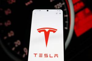 Server Aplikasi Down, Belasan Pemilik Tesla Terkunci di Dalam Mobil