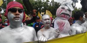Pocong dan Manusia Silver Ikut Demo Buruh ke Balai Kota