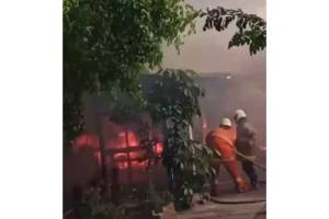 Diduga Korsleting Listrik, 9 Kios di Jalan Benjamin Sueb Ludes Terbakar
