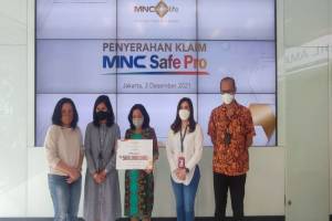 MNC Life Serahkan Klaim Asuransi MNC Safe Pro Senilai Rp500 Juta ke Nasabah