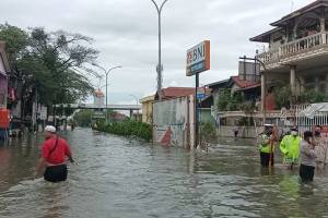 Banjir Rob Lumpuhkan Jalan Lodan Depan Pelabuhan Sunda Kelapa